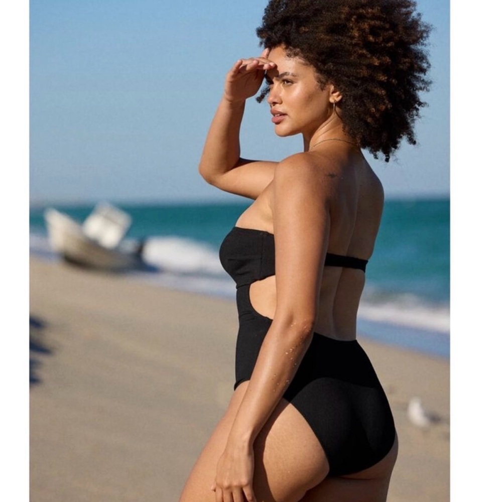Aerie Black Ribbed One Piece Swimsuit
Strapless Cheeky SIZE L LONG